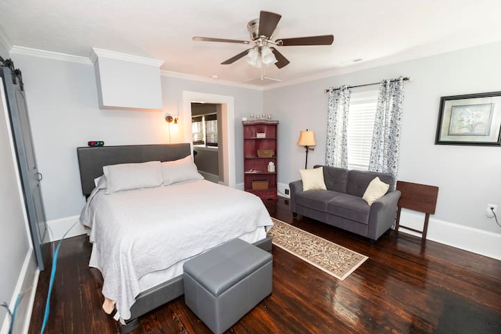 Apt 3 Charming & Classic Historic Haymount