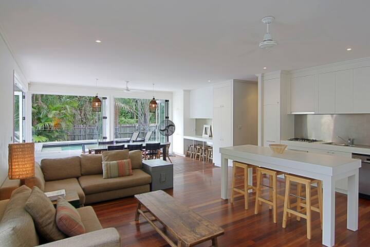 Byron Bay Accom – Lantana – 77 Butler St