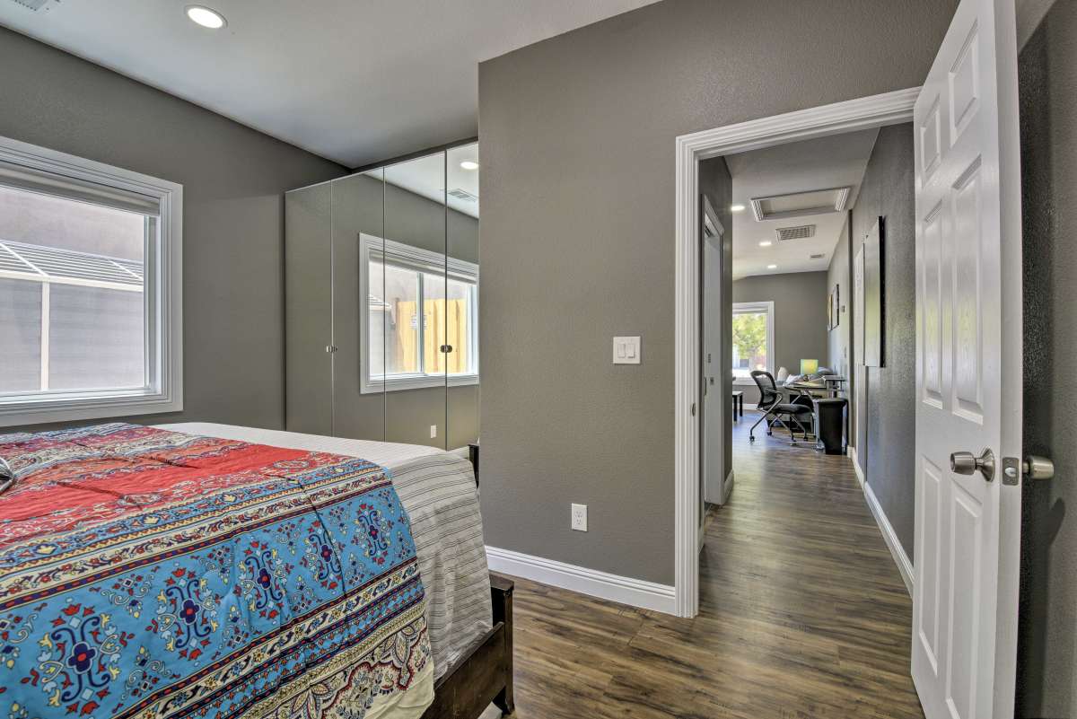 卧室配有吊扇、镜面双人衣柜、额外的床上用品、婴儿用品（可折叠高脚椅、婴儿车、婴儿车、Pack and Play ）、熨斗、小熨衣板。 