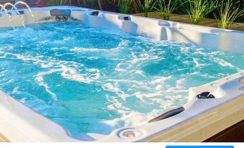 LA BELLA VITA – STROLL TO TOWN – * HOT SWIM SPA* gallery image 3