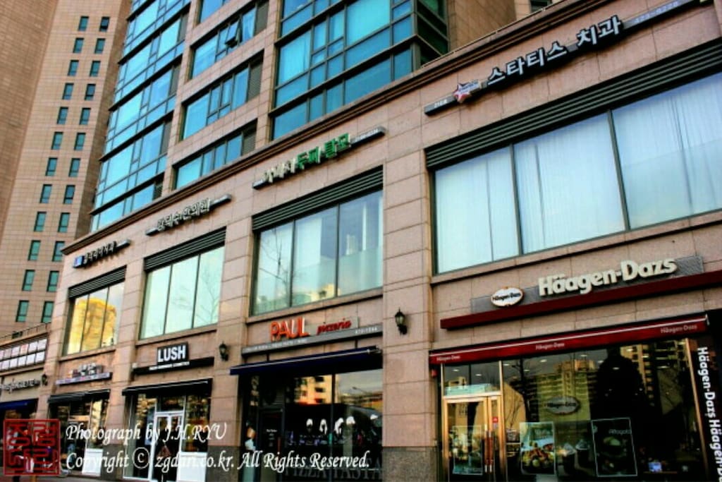 24hours convenience store, bakery, starbucks, pharmacy etc on the first and second floor of the apartment.