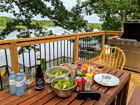 Beautiful waterfront vacation home with a view!