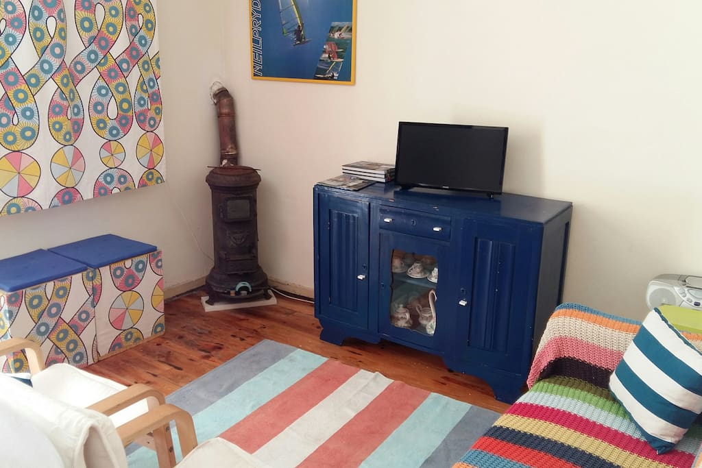 Sala de estar com salamandra (Living room with fireplace)
