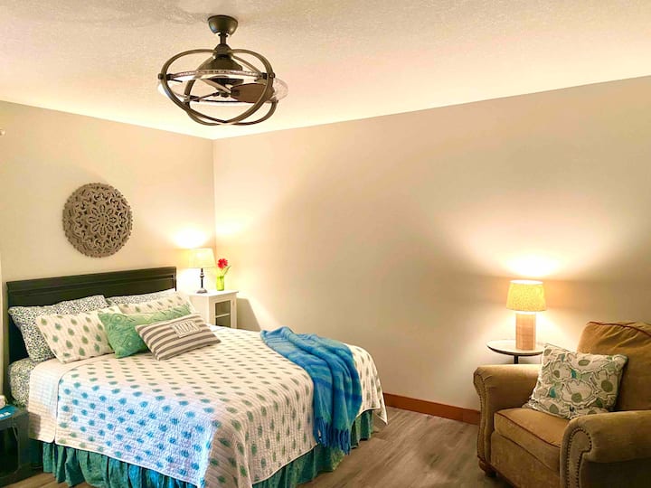 Chumba cha kulala kina kitanda cha kupendeza cha malkia na feni mpya ya dari/taa ya kupendeza. 