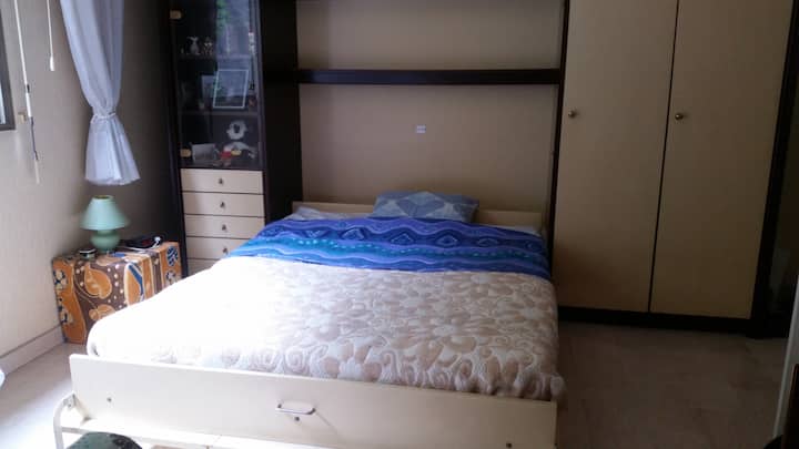 Open bed voor meubels
