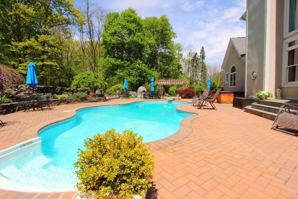 Plenty of poolside seating for everyone