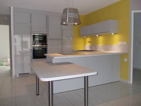 Quiet. Close to the Rhône and shops.