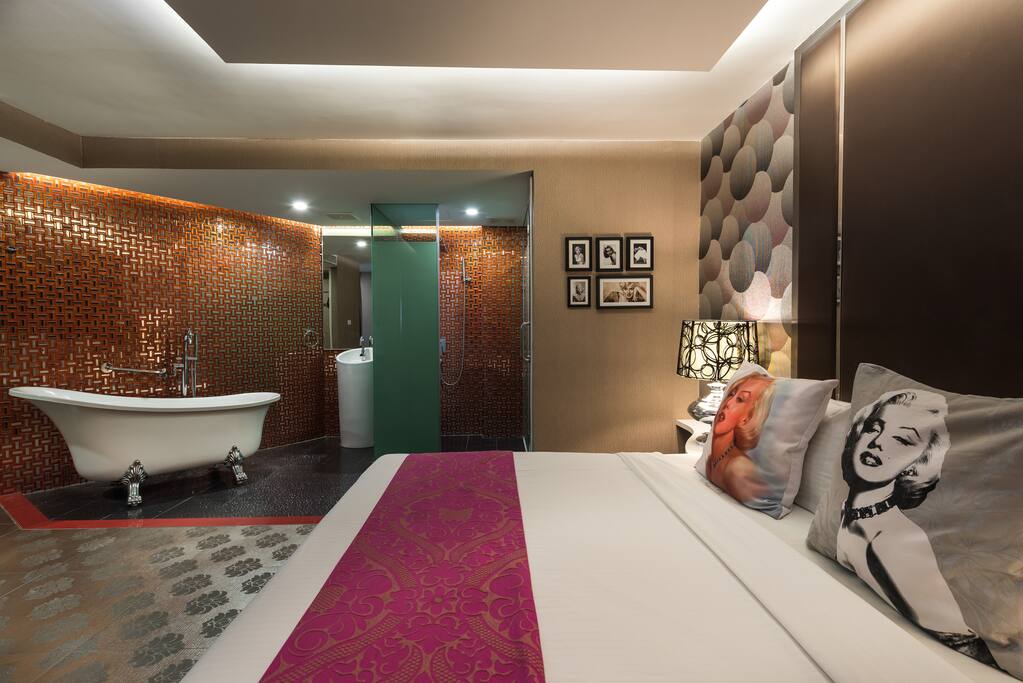 Premier Room - Monroe Theme