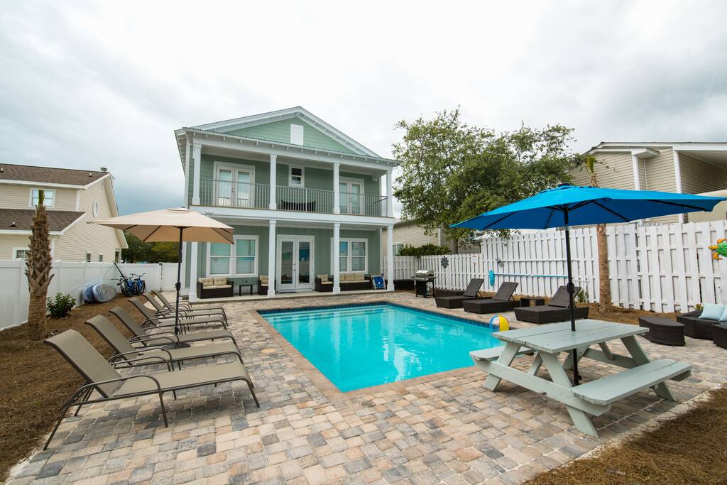 Plenty of seating at the pool!