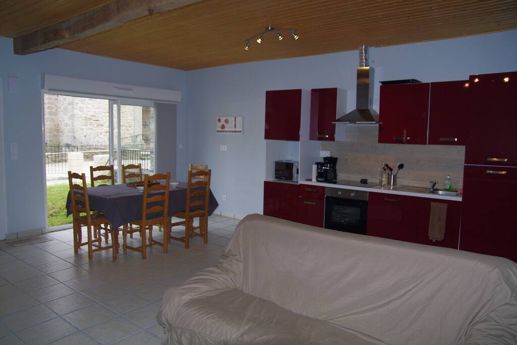 Un grand espace, cuisine, salle à manger, salon