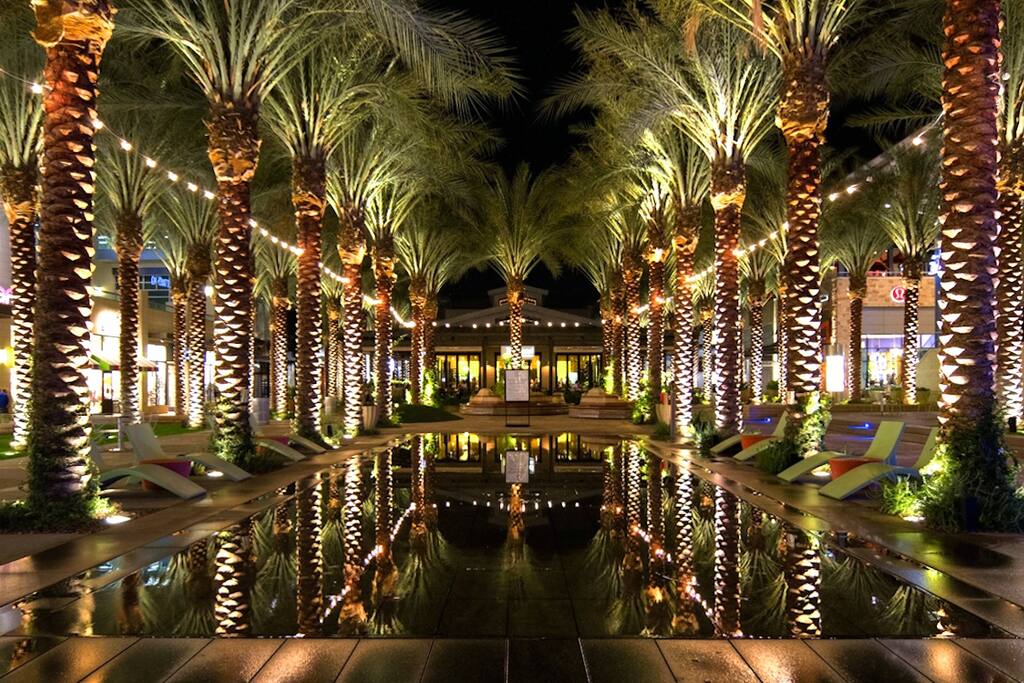This listing is for a 2 bedroom , 2 bathroom penthouse in the sought after Scottsdale Quarter . Scottsdale Quarter is a unique, vibrant, upscale urban neighbourhood .The dining, golfing and shopping is outstanding.At the centre of town
you will discover the fountain lake surrounded by palm tree's and sun loungers .