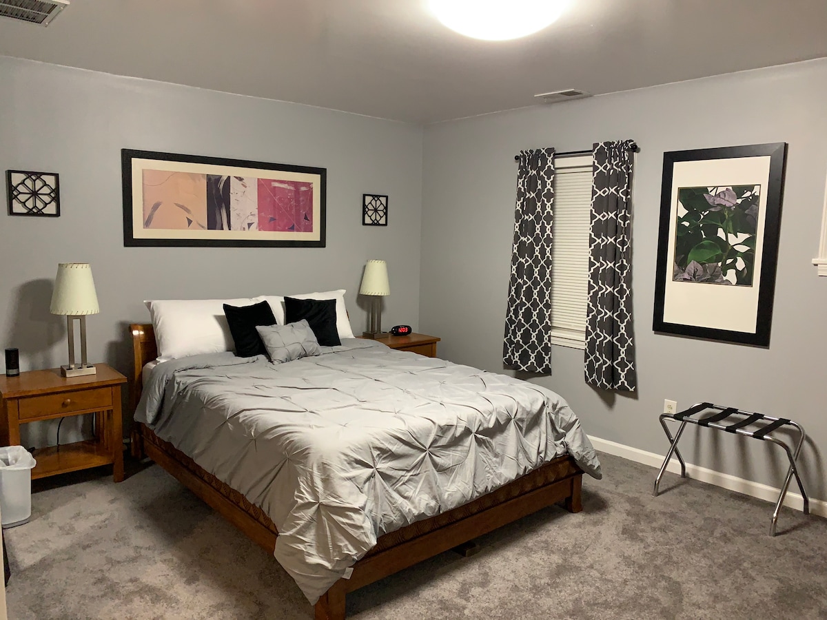 Ფართო მთავარი საძინებელი კომფორტული მეხსიერების საწოლით, ზეწრებითა და სააბაზანოთი უნაკლო ძილისთვის.