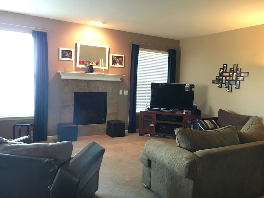 Family room area with seating for 7.