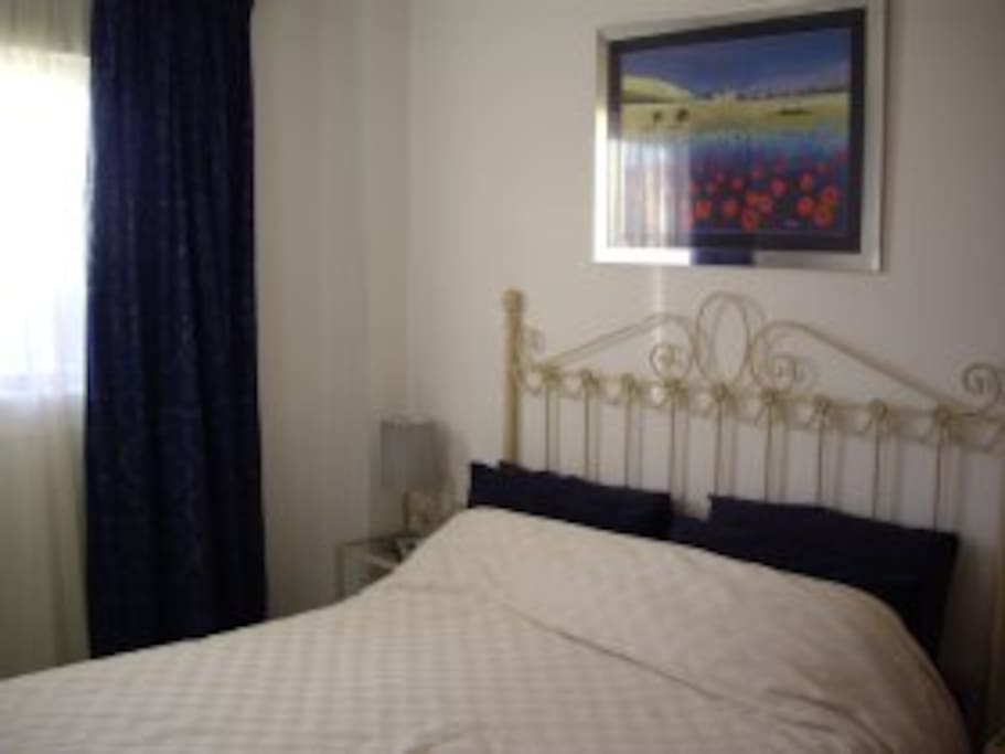 Master bedroom has a king size bed and full en-suite bathroom with bath, bidet and shower. Sea view.