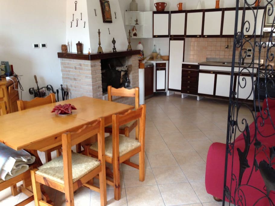 Il salotto con la cucina a vista ed il camino