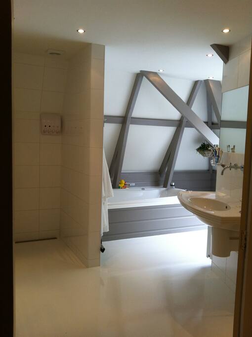 Prive badkamer met jacuzzi