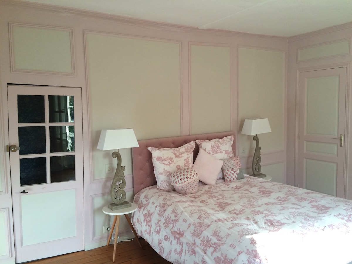 LA HOGUETTE СТАЯ 20 M2 С ИЗГЛЕД КЪМ ПАРКА, САМОСТОЯТЕЛНА БАНЯ И ДЕТСКА СТАЯ