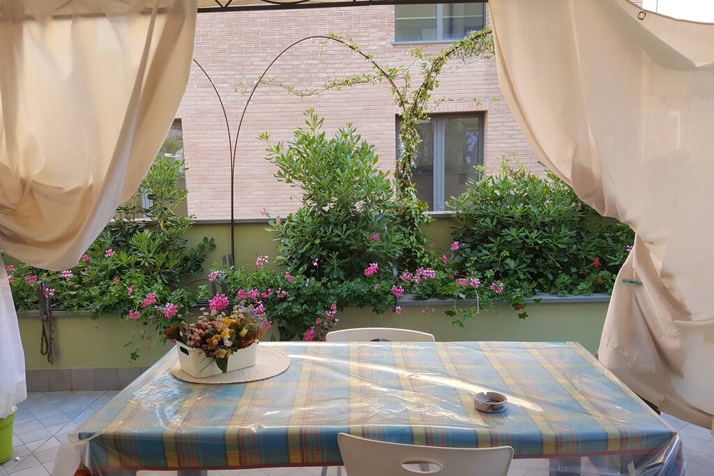 Zona pranzo circondato da fiori