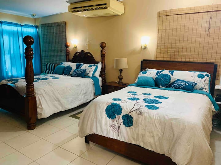 ห้องนอนที่ 1
เตียงขนาดควีนไซส์ 2 เตียงนอนสบาย 