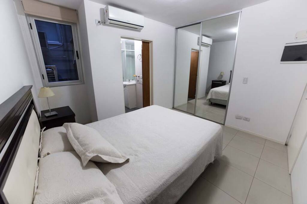 Amplios placares en el dormitorio principal