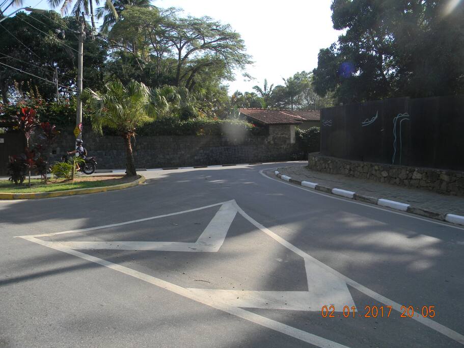 Avenida Almirante Tamandaré com bifurcação à direita para a Alameda Baepi II