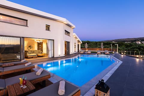 TreeTop Villa I,  Views, Pool & Family Escape