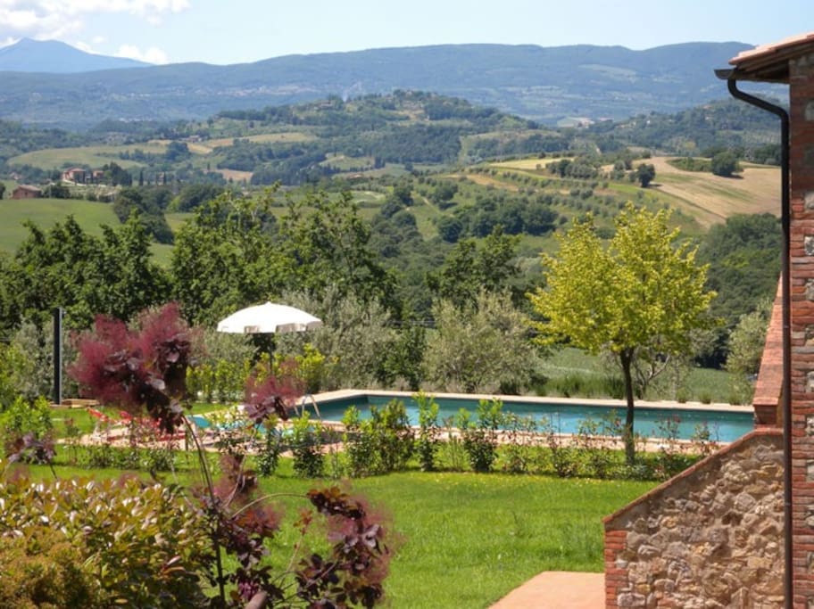 SWIMMING POOL WITH VIEW ON TUSCANY'S HILLS