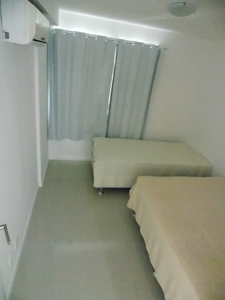 الغرفة 1: مكيف هواء وسرير مزدوج وسرير مفرد 