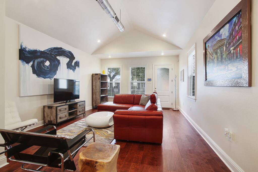 Free flowing living room area, perfect for relaxing spending time with family and friends.