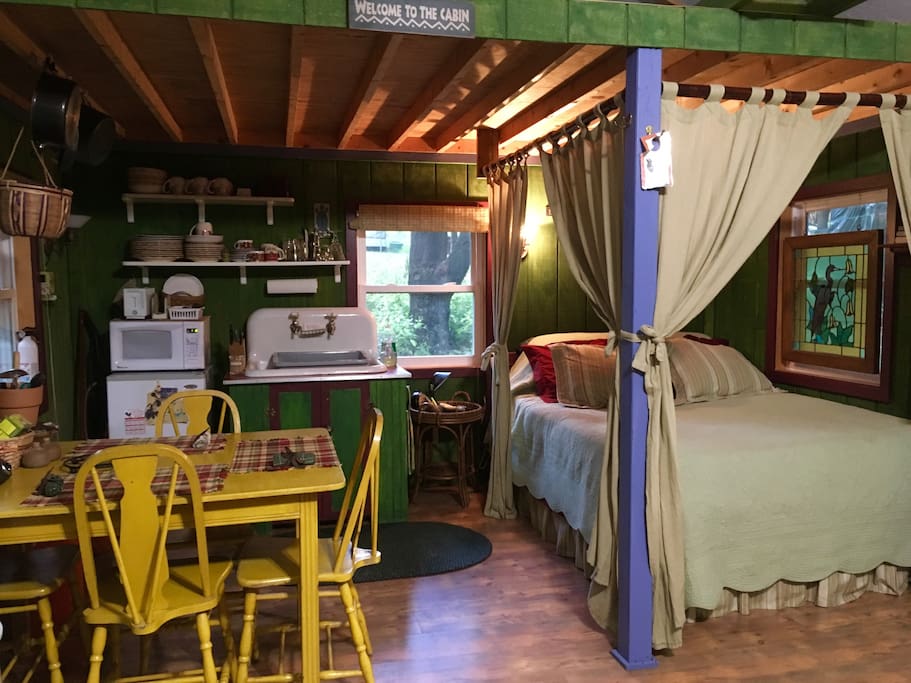 Inside Peace: Kitchenette/Queen Bed