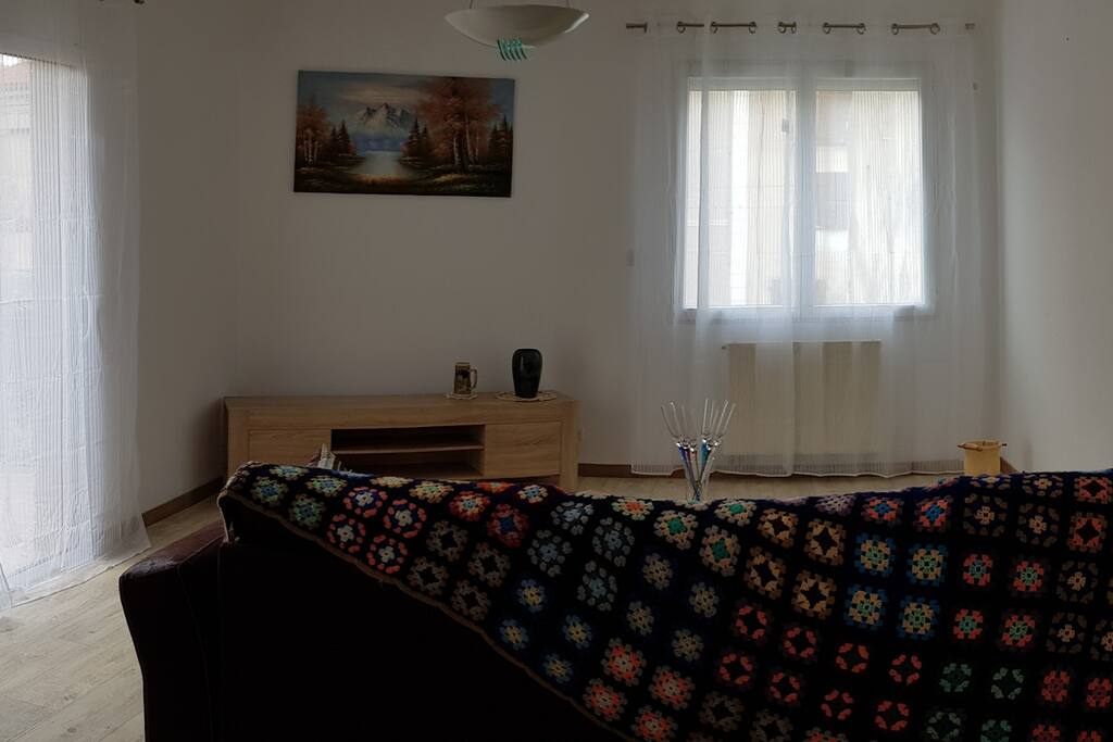 Grand séjour avec canapé d'angle et télé (sera installée le jour de la location)