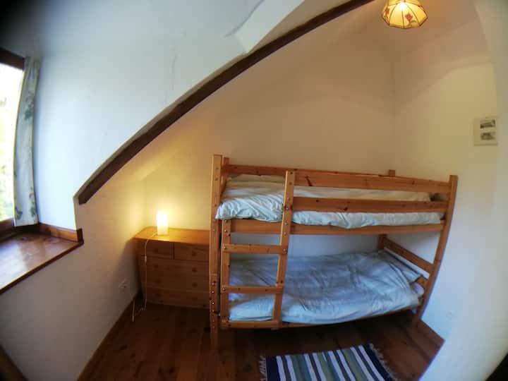 Chumba cha pili cha kulala kilicho na kitanda.