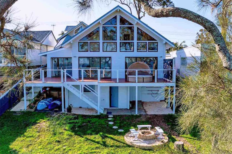 A white lake house on the shore of Lake Tuggerah, Gorokan, New South Wales, Australia, photo 4 of 10