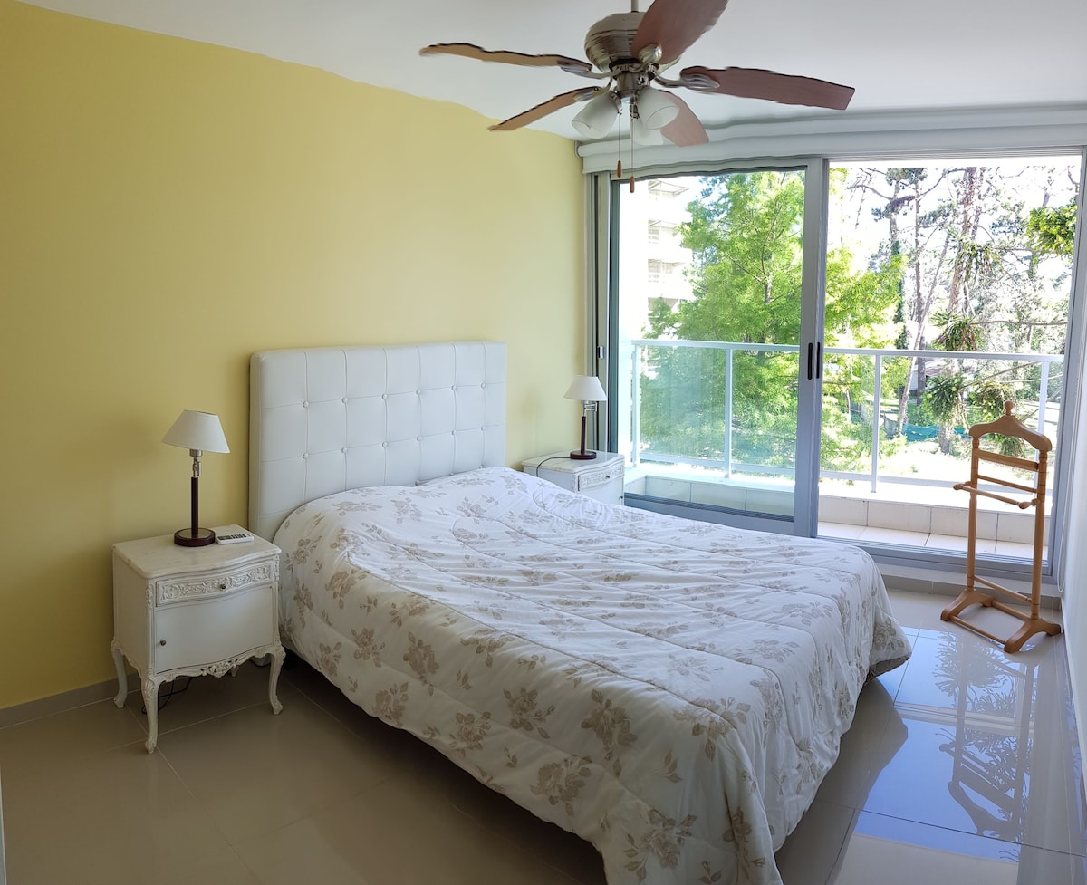 Hoofdslaapkamer met en suite badkamer. Airconditioning en comfortabele genoegens zijn inbegrepen.