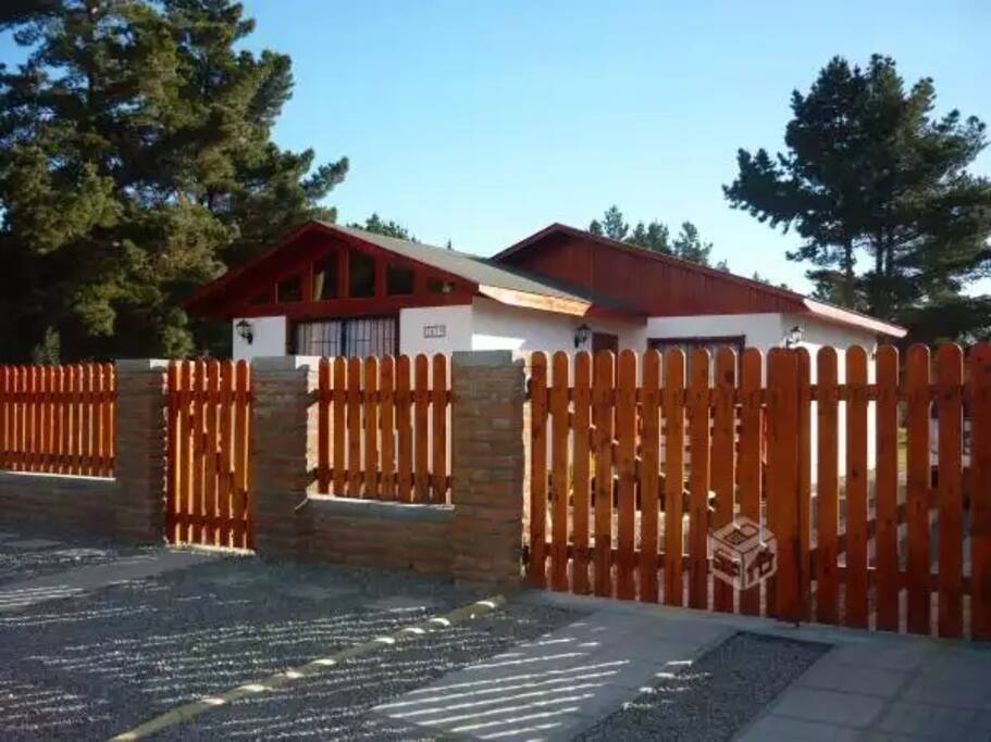 Frente de la casa, cuenta con entrada para dos autos.