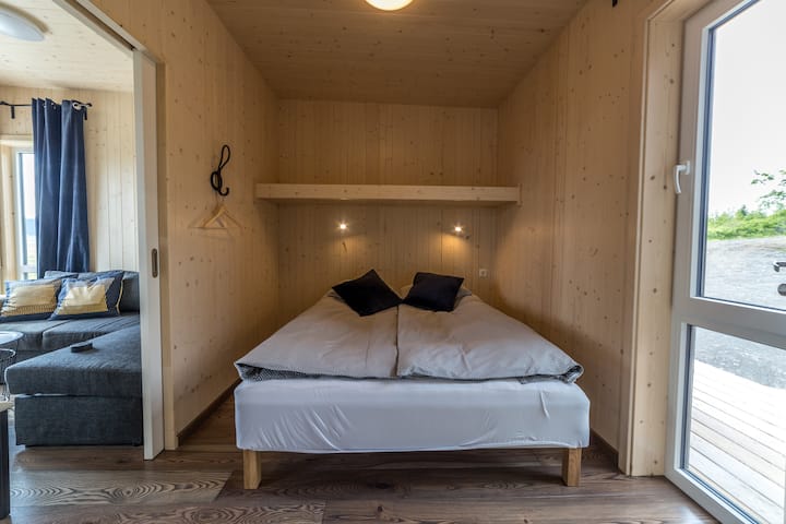 Cama queen size en el dormitorio.