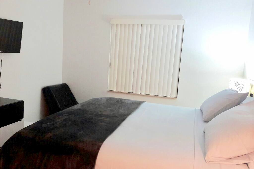 Master rom: King size bed, white linens,comfortable and super clean. Flat Wall Tv, desk, walking closet and private bathroom.