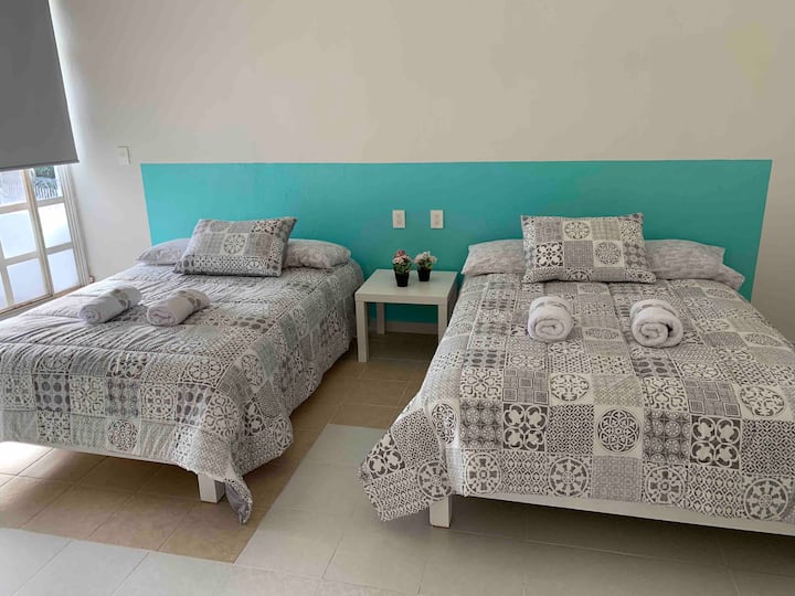 غرفة نوم جميلة مع شرفة وإطلالة على حمام السباحة