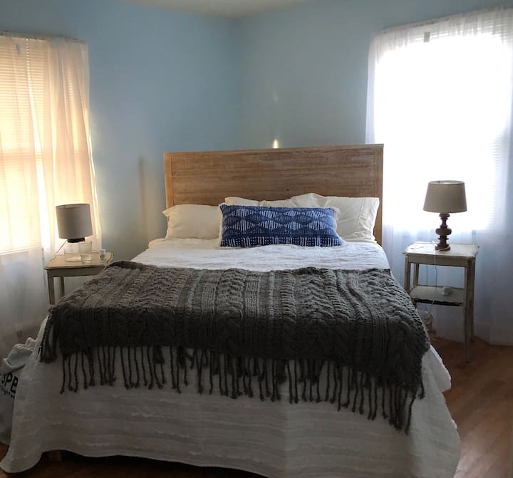 Dhomë gjumi kryesore me krevat dopio "queen".