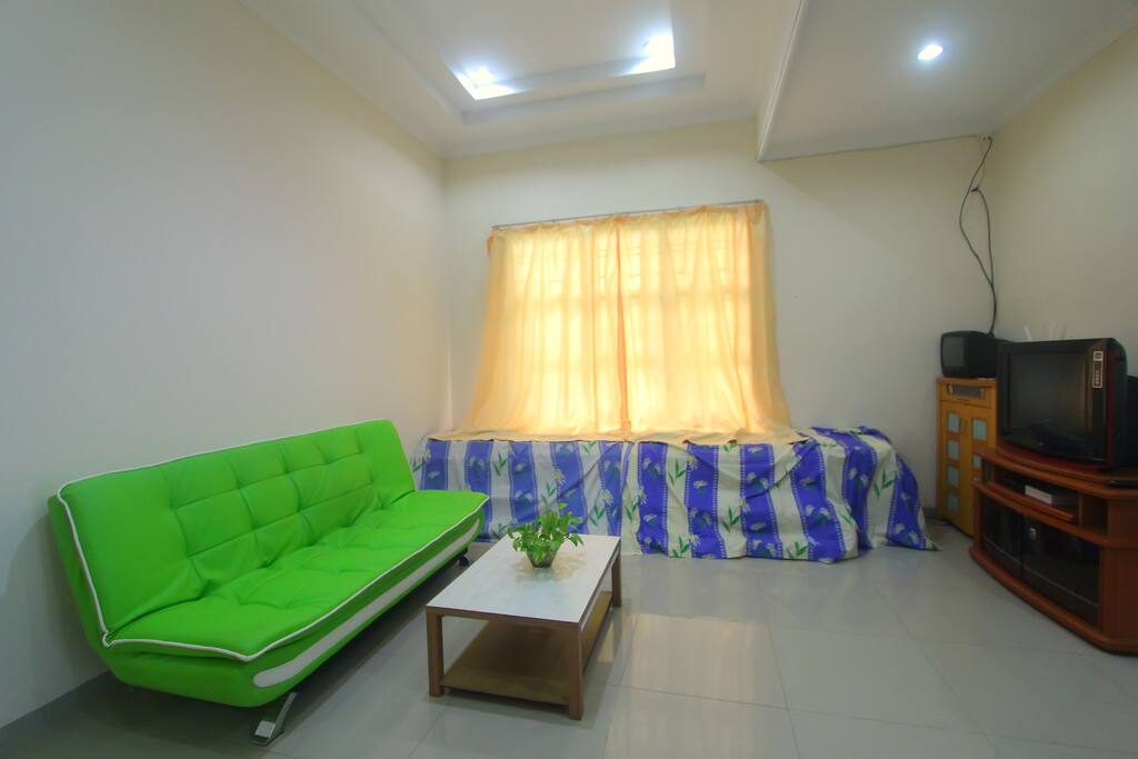 Cozy bed sofa with Tv and free wifi access