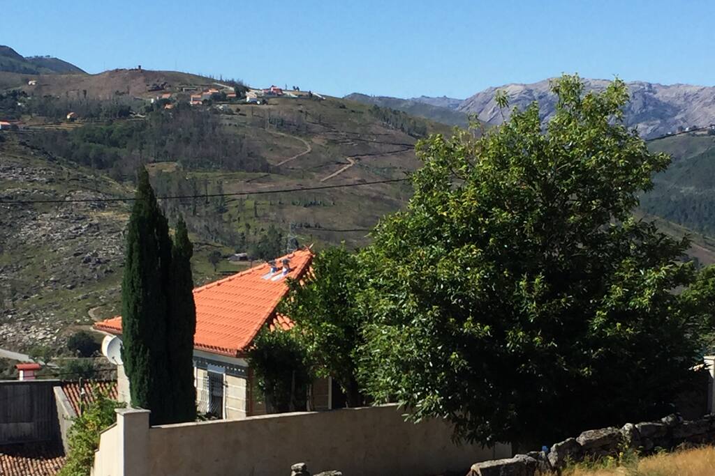 Vue panoramique montagnes et château de lindoso