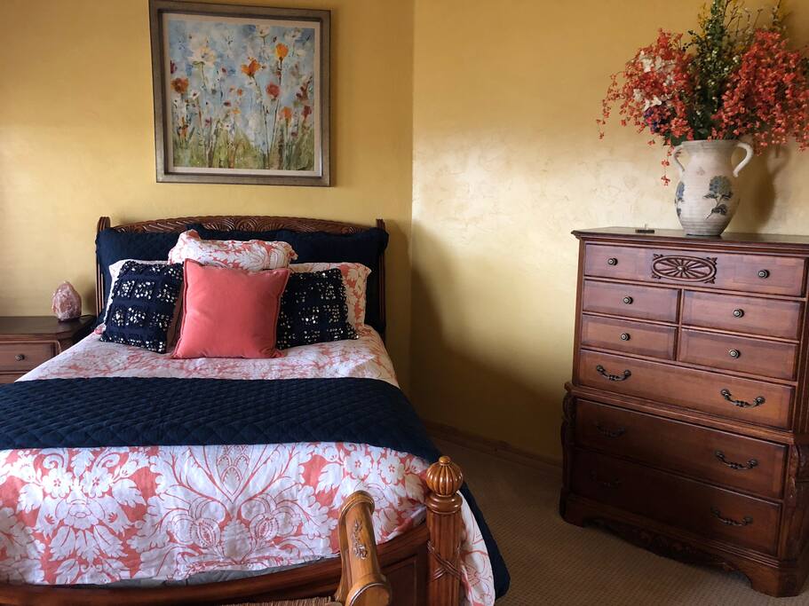 Innovate Room (queen bed)
