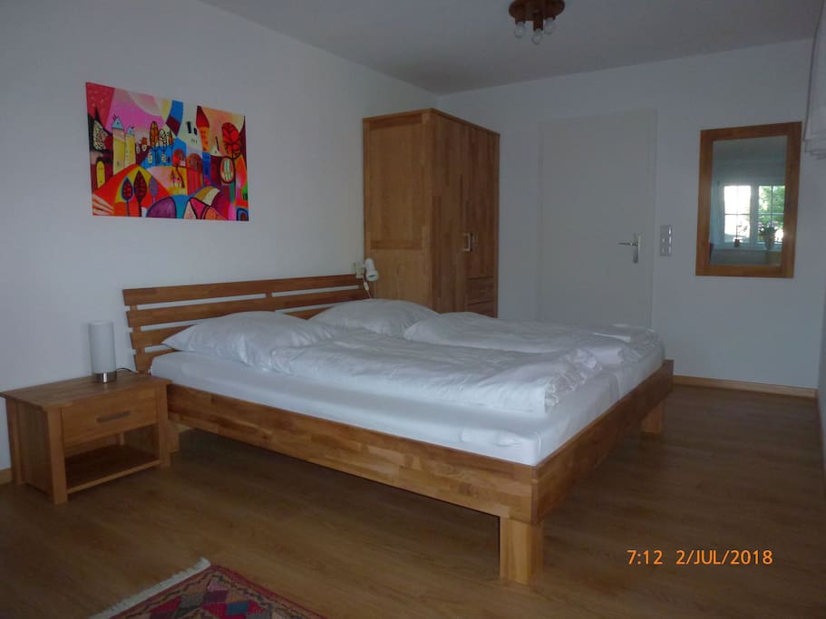 Großes Doppelbett