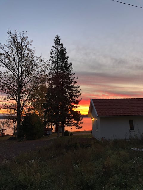 Ilus maja Vänerni järve rannas Hammarös