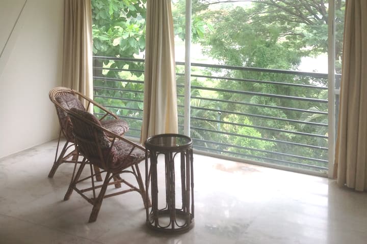 Отпуснете се и седнете в спалнята и наблюдавайте природата и реката. 