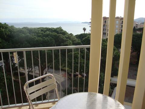 Studio 2 personnes centre ville face à la mer.