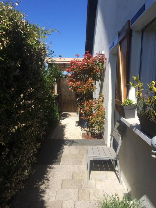 Le jardin menant au BBQ
