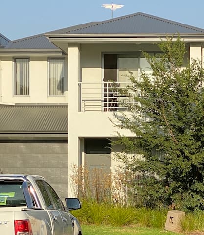 Modern townhouse right nr Flinders