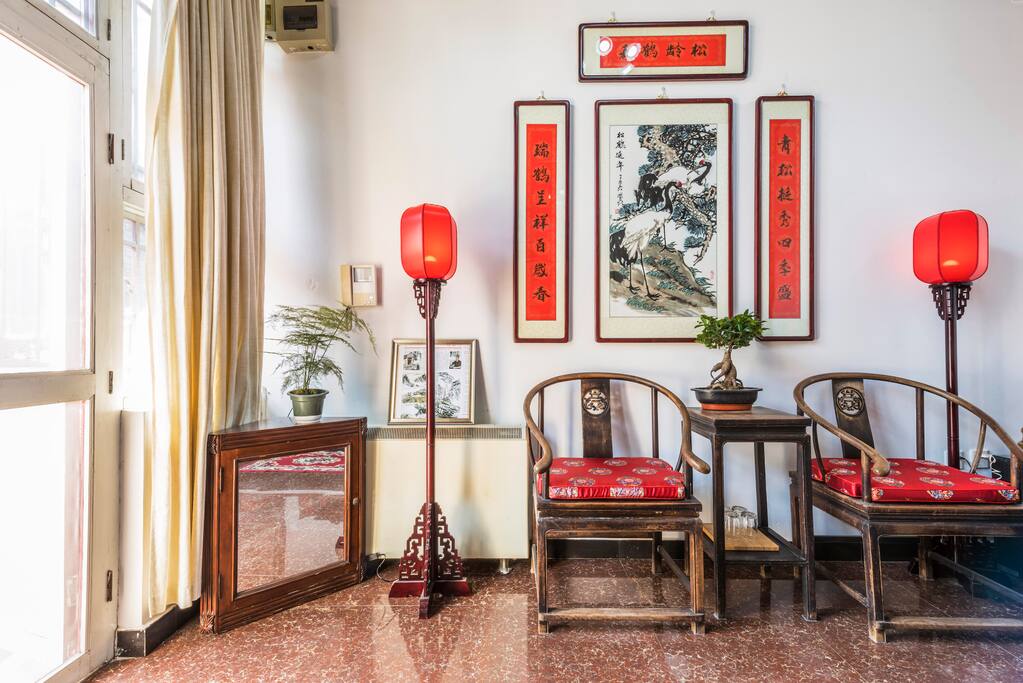 灯可亮,圈椅上方对联及画均为书画名家真迹