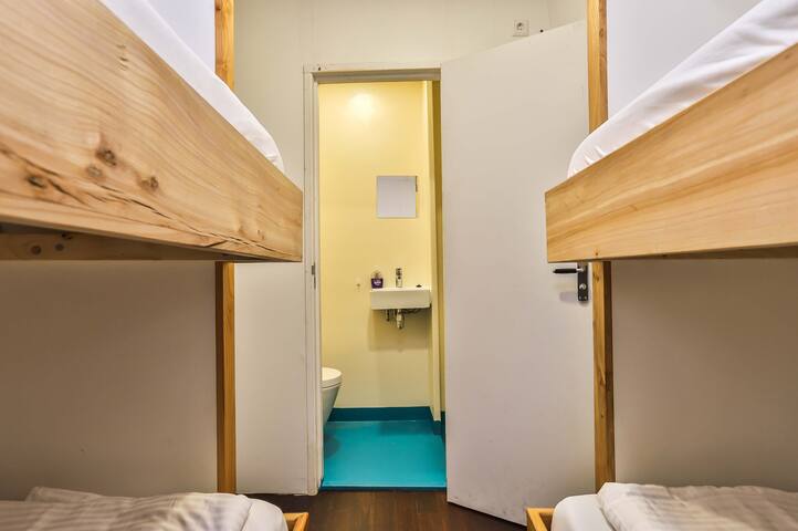 Hotel schip Bracksand Amsterdam in zomer én winter gallery image 4